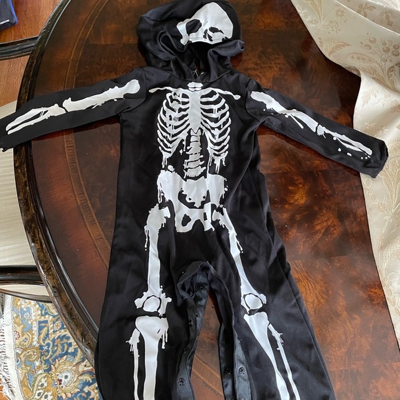 Skeleton costume for 6-12 months. Great condition used one for an hour. - Picture 3 of 3